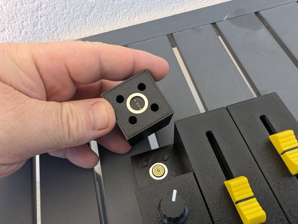 Module retourné montrant la prise aimantée face au socle