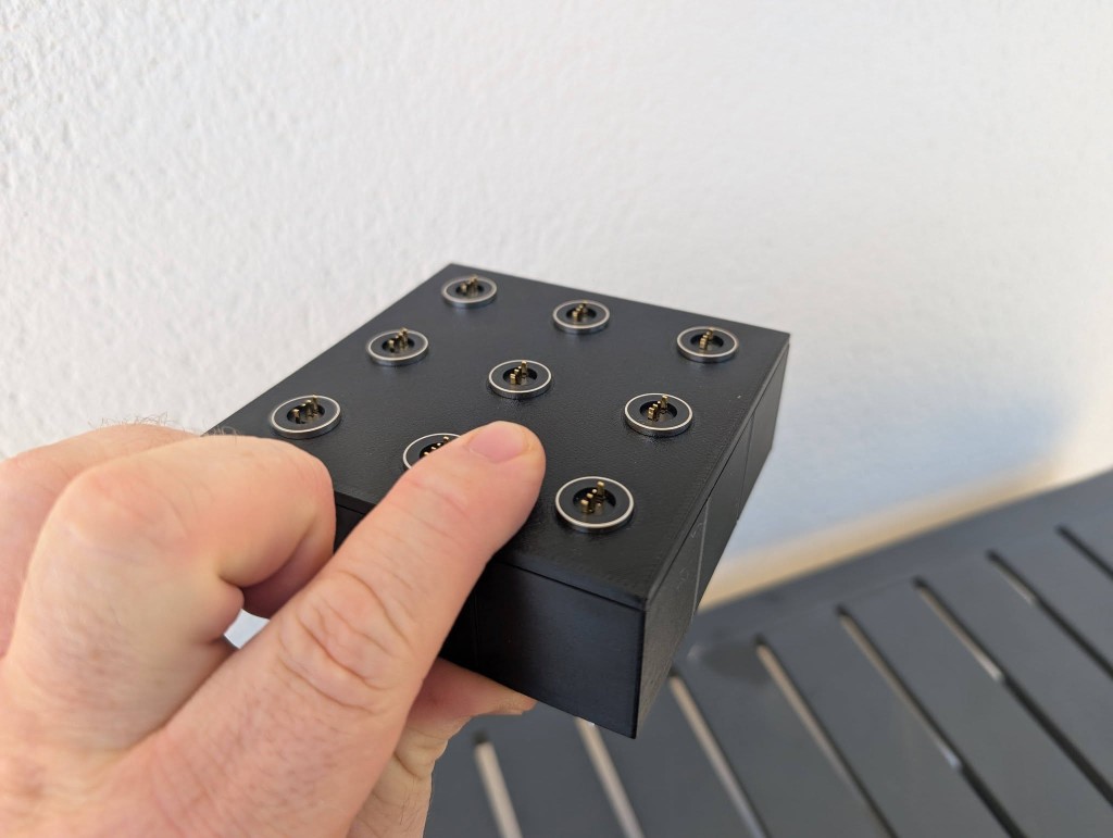 Socle V2 : grille 3×3 de 9 plots aimantés
